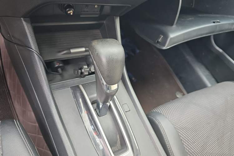 Used Honda Jade 2013 1.8L automatic Comfort version 5 seats Gear Lever