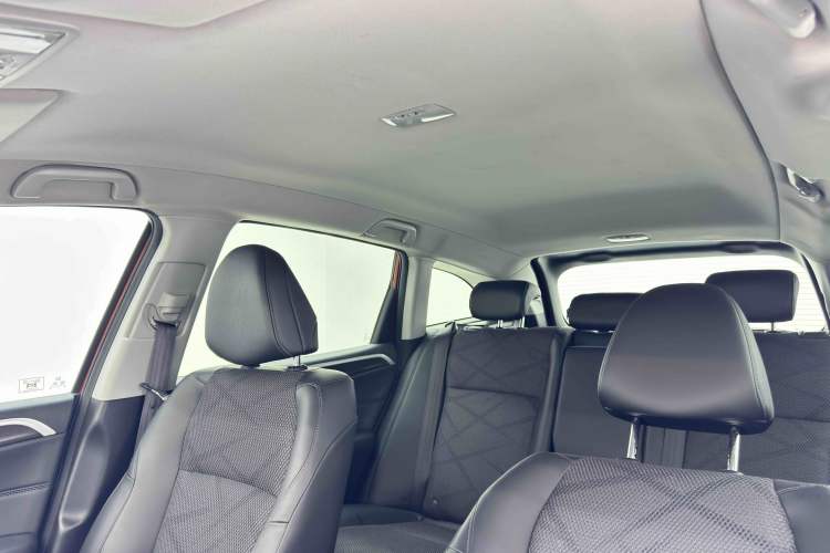 Used Honda Jade 2013 1.8L automatic Comfort version 5 seats Interior 2