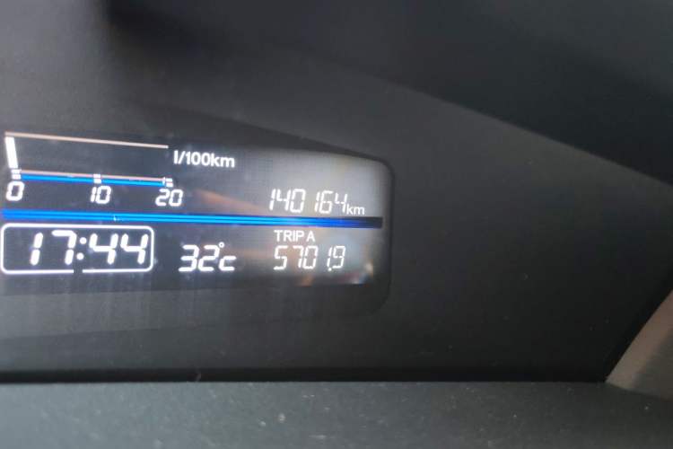 Used Honda Jade 2013 1.8L automatic Comfort version 5 seats Odometer Close Up