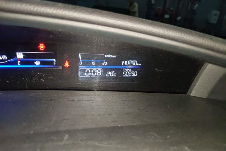 Used Honda Jade 2013 1.8L automatic Comfort version 5 seats Odometer Close Up