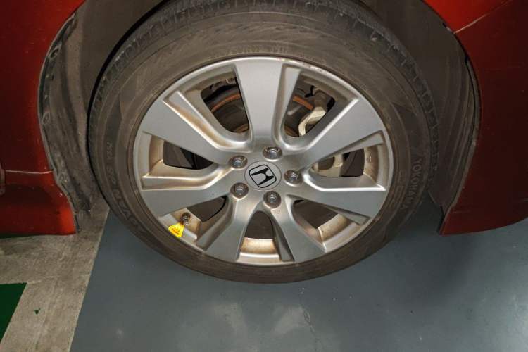 Used Honda Jade 2013 1.8L automatic Comfort version 5 seats Right Front Wheel Hub
