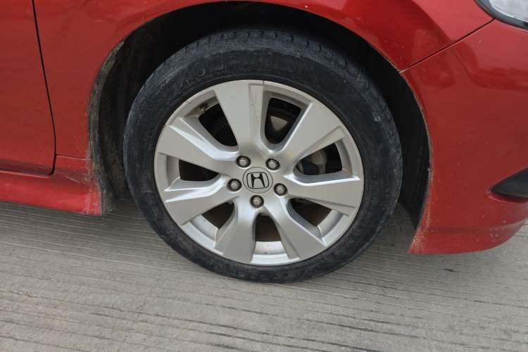 Used Honda Jade 2013 1.8L automatic Comfort version 5 seats Right Front Wheel Hub
