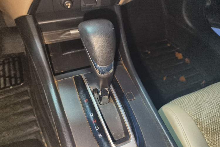Used Honda Jade 2013 1.8L automatic Comfort version 5 seats Gear Lever