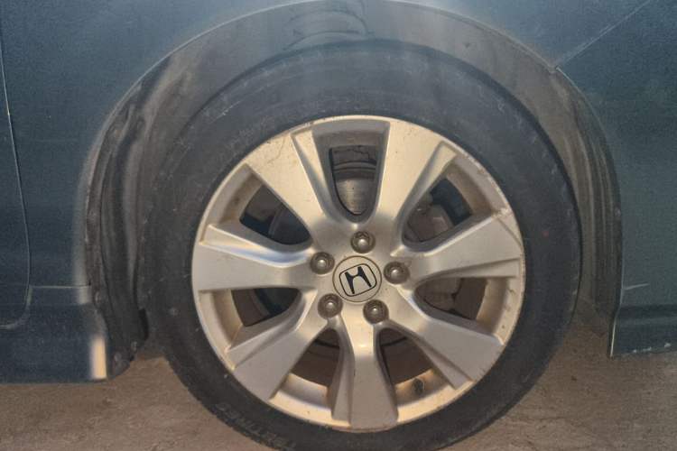 Used Honda Jade 2013 1.8L automatic Comfort version 5 seats Right Front Wheel Hub