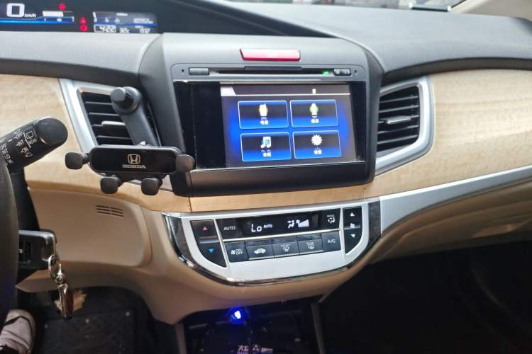 Used Honda Jade 2013 1.8L automatic Comfort version 5 seats Audio And AC Panel