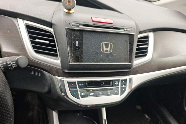 Used Honda Jade 2013 1.8L automatic Comfort version 5 seats Audio And AC Panel