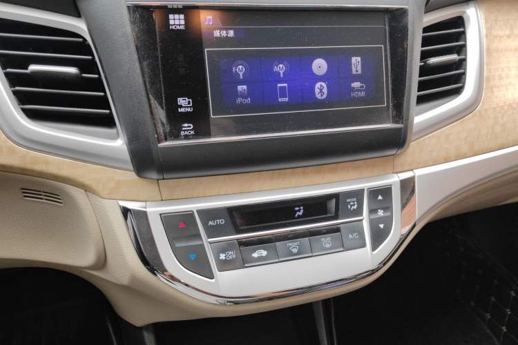 Used Honda Jade 2013 1.8L automatic Comfort version 5 seats Audio And AC Panel