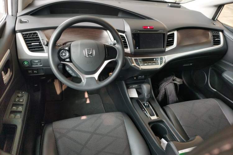 Used Honda Jade 2013 1.8L automatic Comfort version 5 seats Center Console