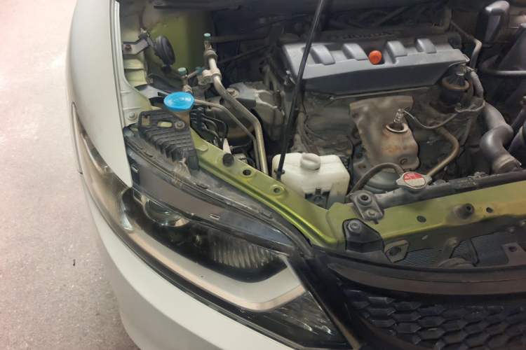 Used Honda Jade 2013 1.8L automatic Comfort version 5 seats Engine Bay Right
