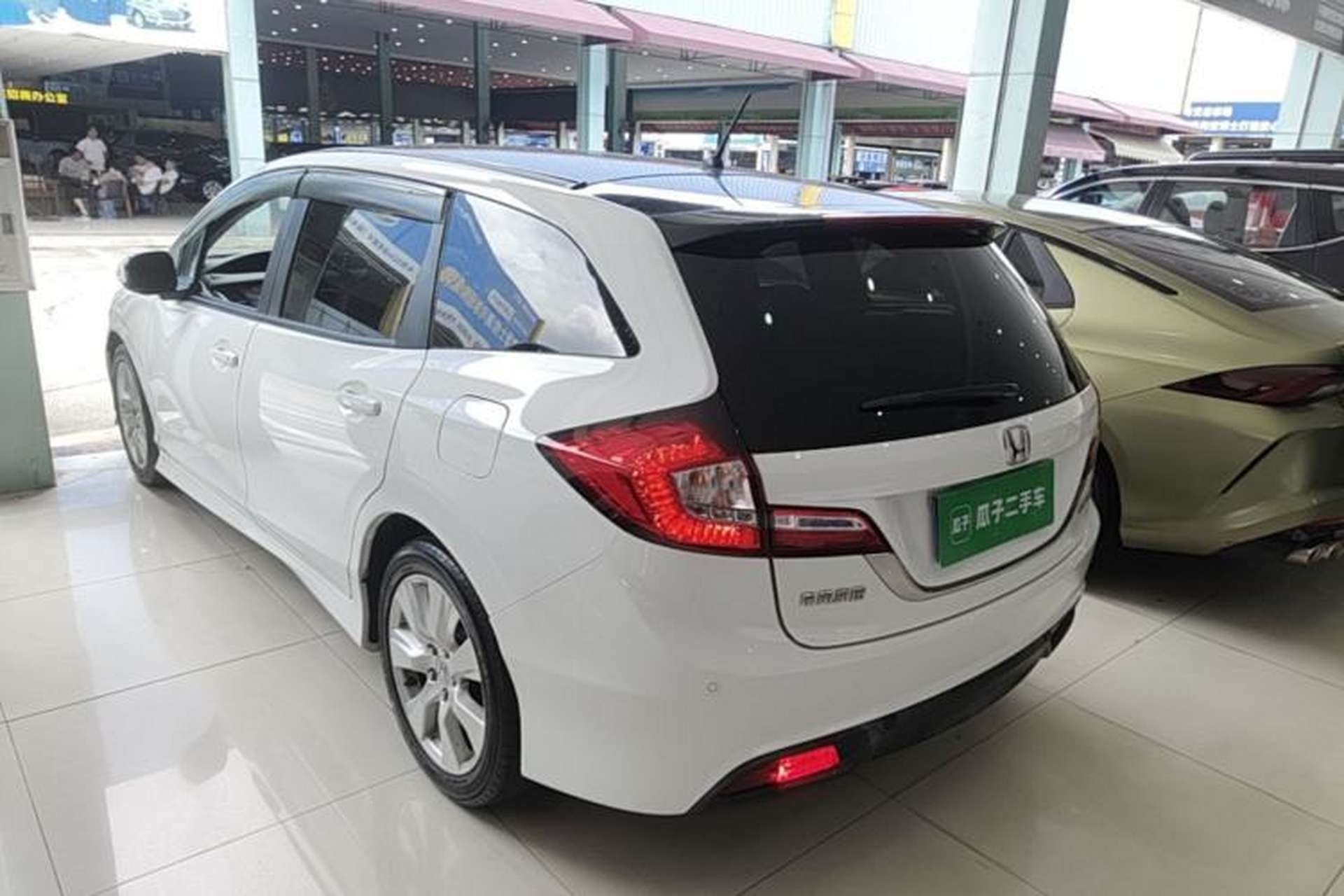 Used Honda Jade 2013 1.8L automatic Comfort version 5 seats Exterior 2