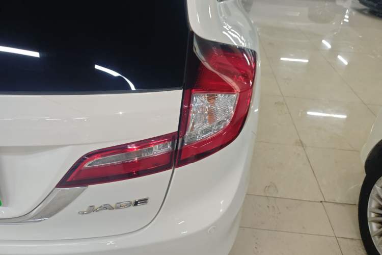 Used Honda Jade 2013 1.8L automatic Comfort version 5 seats Exterior 2