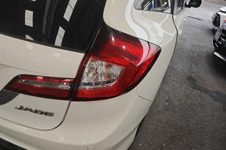 Used Honda Jade 2013 1.8L automatic Comfort version 5 seats Exterior 3