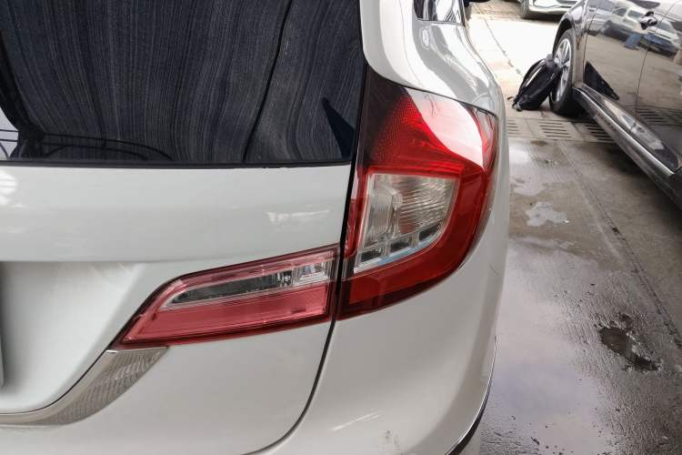 Used Honda Jade 2013 1.8L automatic Comfort version 5 seats Exterior 3