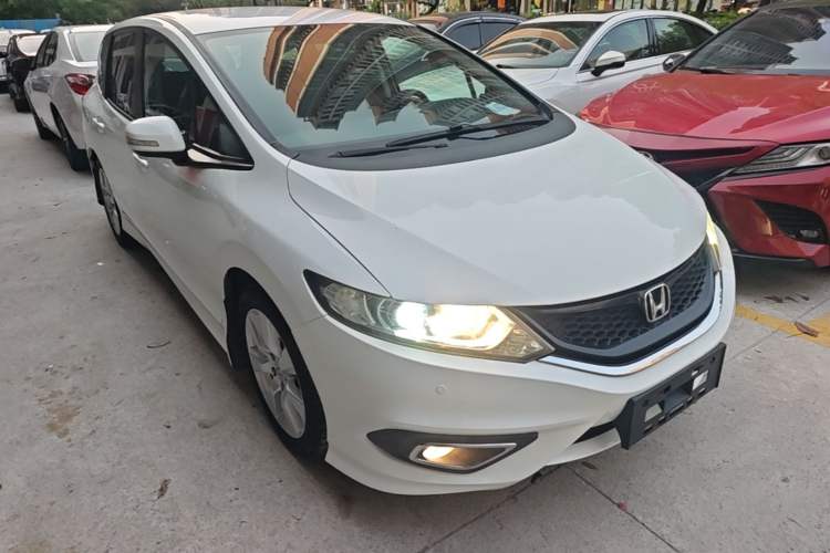 Used Honda Jade 2013 1.8L automatic Comfort version 5 seats Front Right 45 Deg