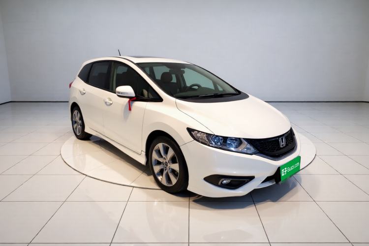 Used Honda Jade 2013 1.8L automatic Comfort version 5 seats Front Right 45 Deg