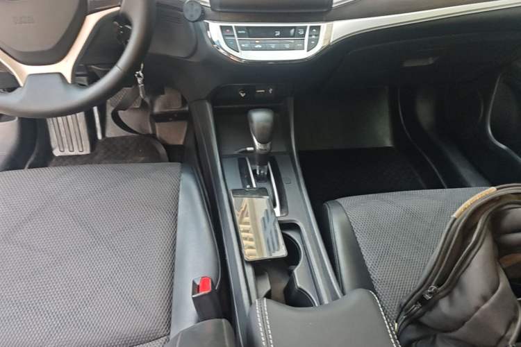 Used Honda Jade 2013 1.8L automatic Comfort version 5 seats Gear Lever