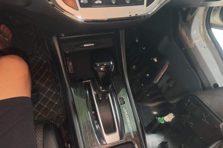 Used Honda Jade 2013 1.8L automatic Comfort version 5 seats Gear Lever