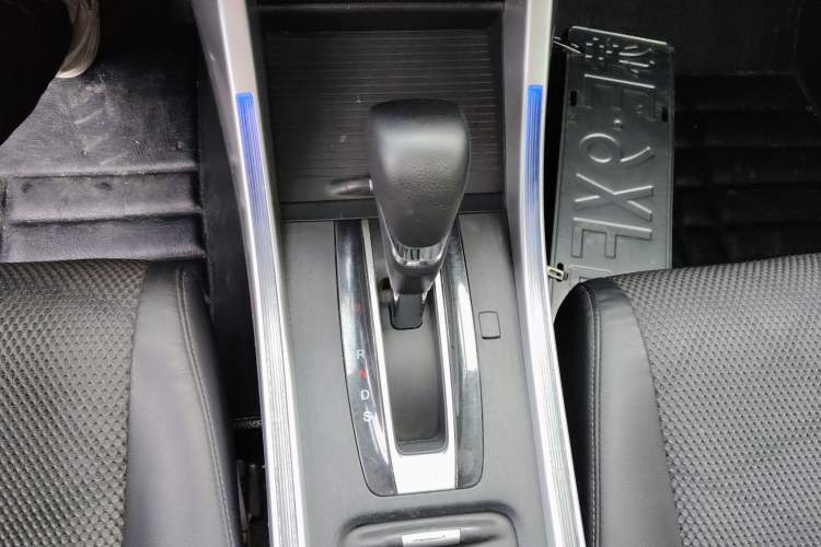 Used Honda Jade 2013 1.8L automatic Comfort version 5 seats Gear Lever