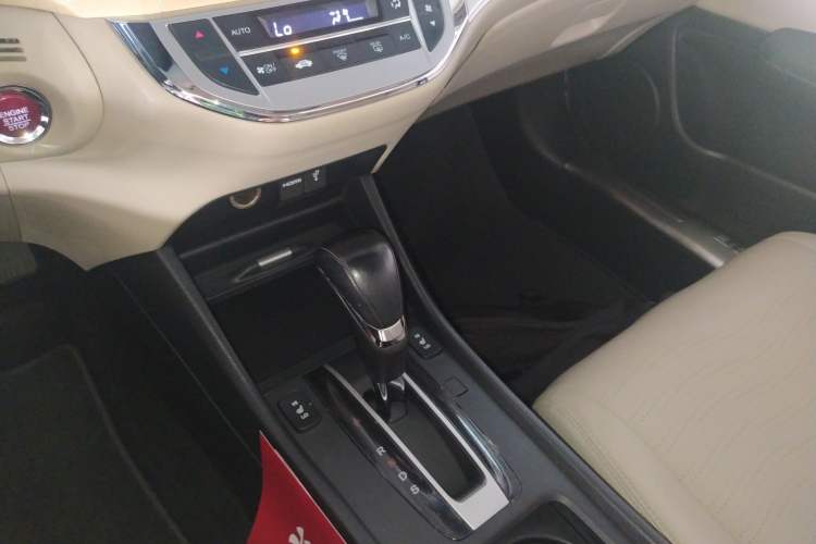 Used Honda Jade 2013 1.8L CVT Luxury Edition 6 seats Gear Lever
