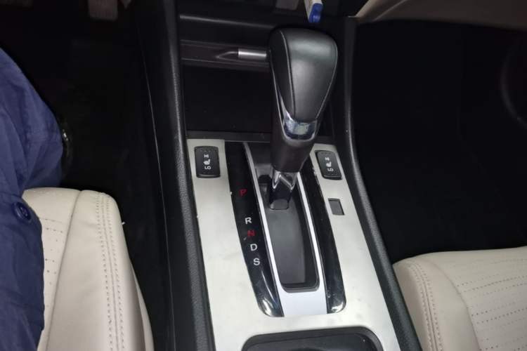 Used Honda Jade 2013 1.8L CVT Luxury Edition 5 seats Gear Lever