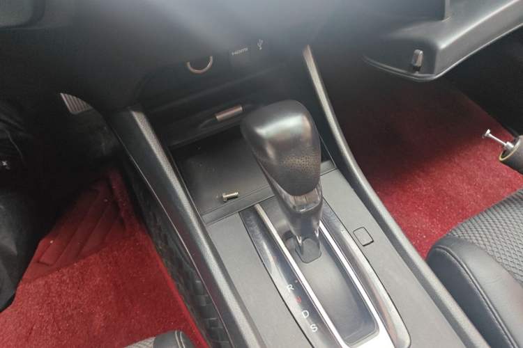 Used Honda Jade 2013 1.8L automatic Comfort version 5 seats Gear Lever