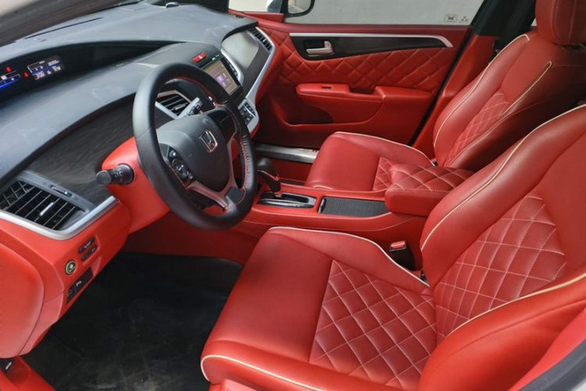 Used Honda Jade 2013 1.8L automatic Comfort version 5 seats Interior 1