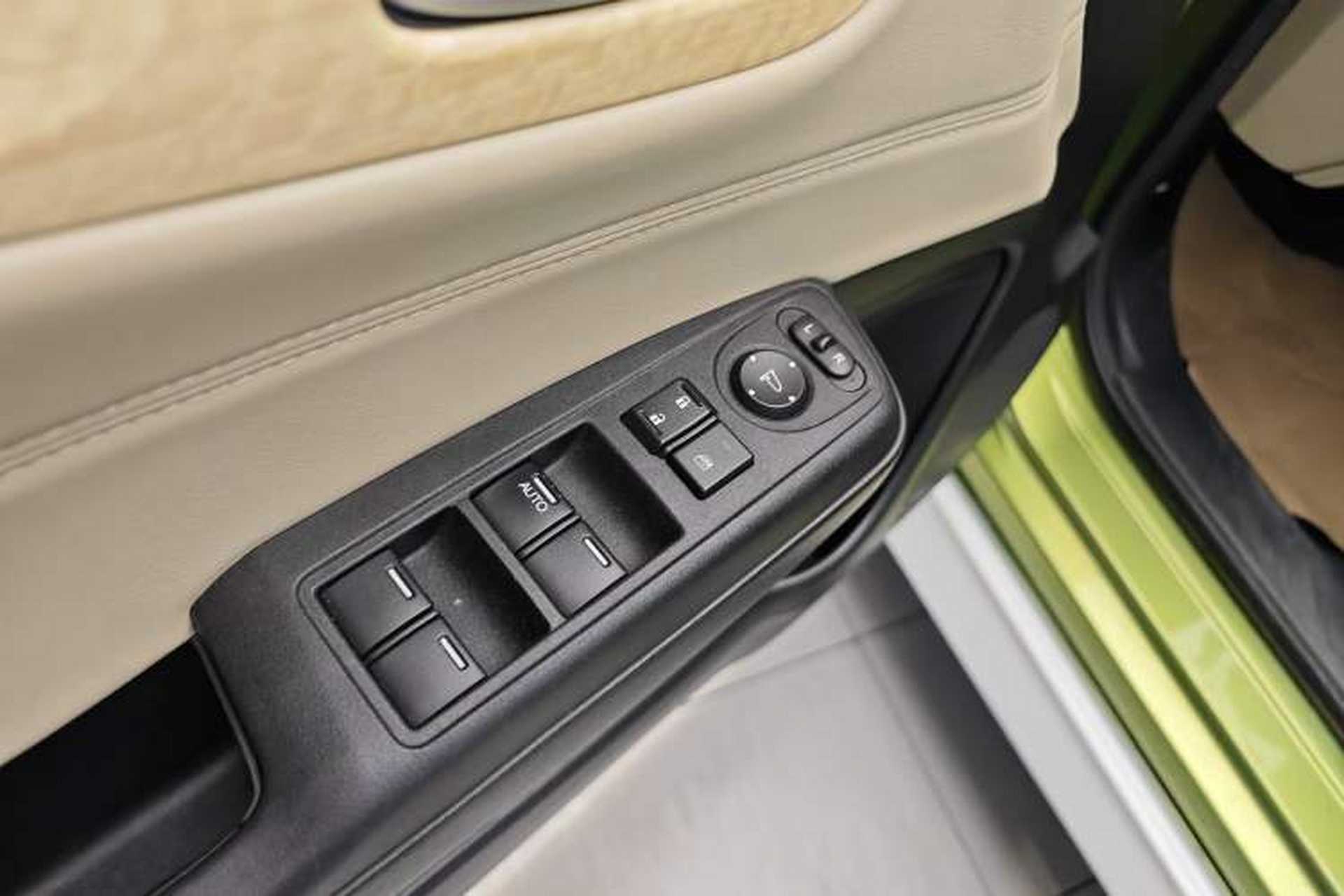 Used Honda Jade 2013 1.8L automatic Comfort version 5 seats Interior 1