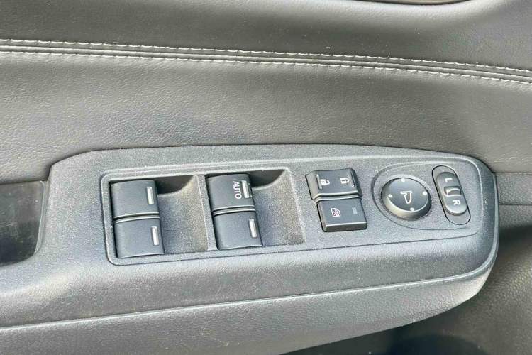 Used Honda Jade 2013 1.8L automatic Comfort version 5 seats Interior 11
