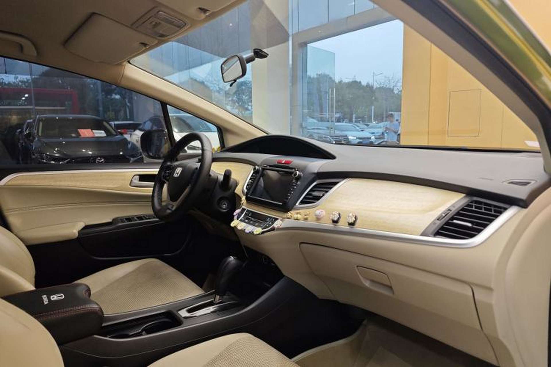 Used Honda Jade 2013 1.8L automatic Comfort version 5 seats Interior 12