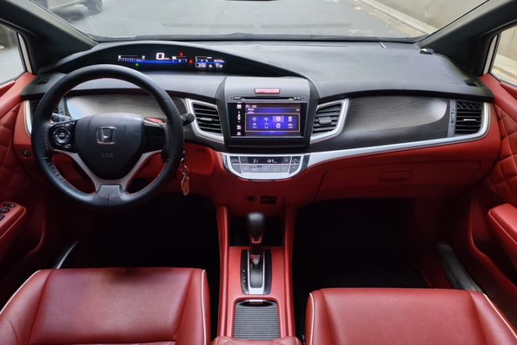 Used Honda Jade 2013 1.8L automatic Comfort version 5 seats Interior 2