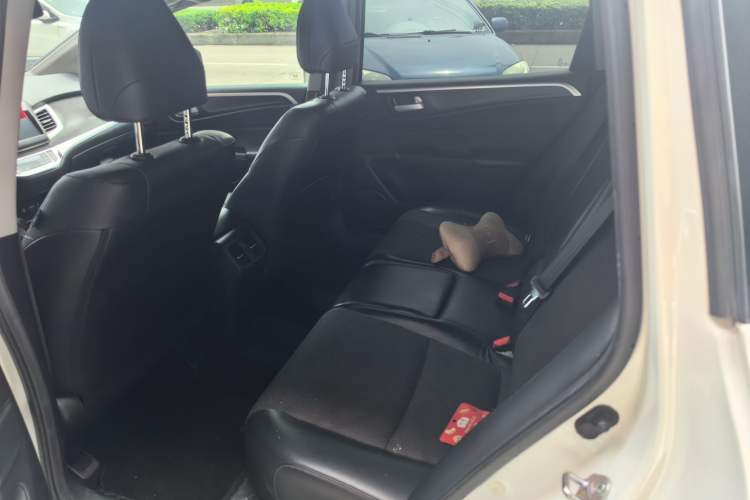 Used Honda Jade 2013 1.8L automatic Comfort version 5 seats Interior 2