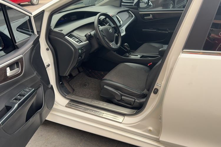 Used Honda Jade 2013 1.8L automatic Comfort version 5 seats Interior 2