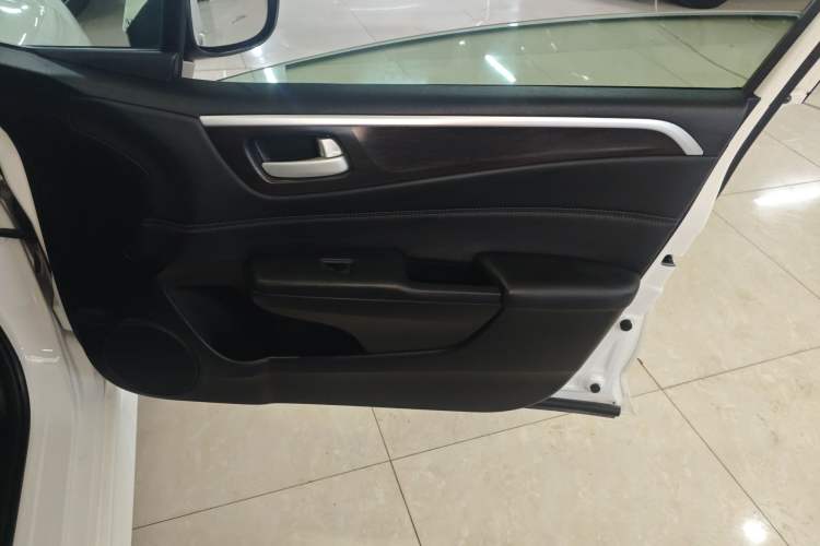 Used Honda Jade 2013 1.8L automatic Comfort version 5 seats Interior 2