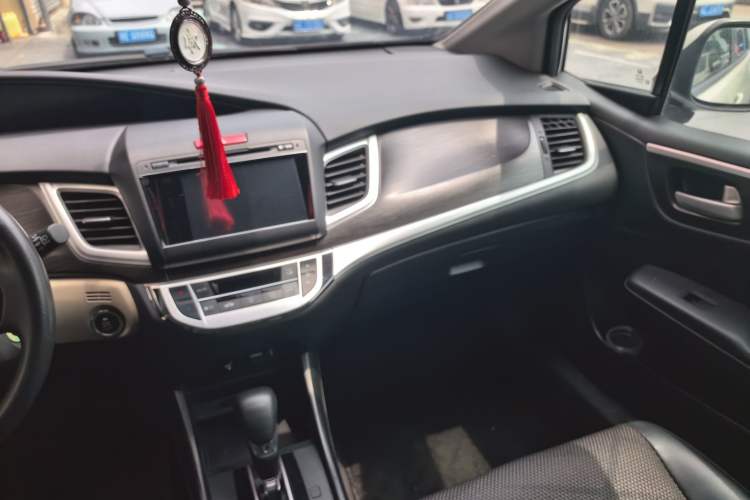 Used Honda Jade 2013 1.8L automatic Comfort version 5 seats Interior 3