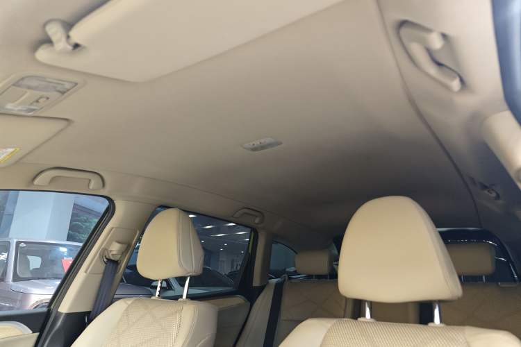 Used Honda Jade 2013 1.8L automatic Comfort version 5 seats Interior 3