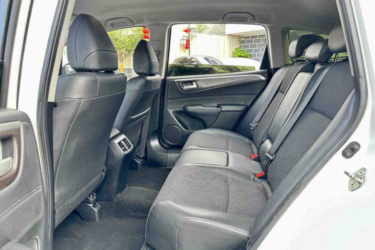 Used Honda Jade 2013 1.8L automatic Comfort version 5 seats Interior 3