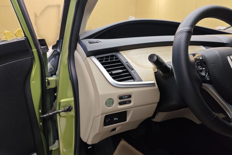 Used Honda Jade 2013 1.8L automatic Comfort version 5 seats Interior 4