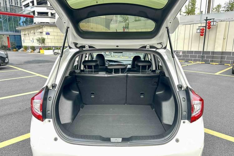 Used Honda Jade 2013 1.8L automatic Comfort version 5 seats Interior 4