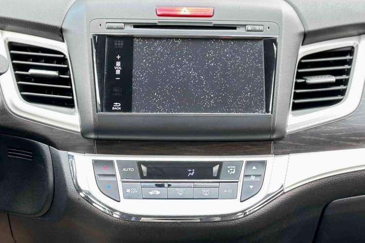 Used Honda Jade 2013 1.8L automatic Comfort version 5 seats Interior 7