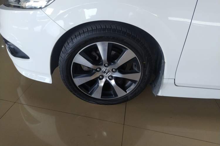 Used Honda Jade 2013 1.8L CVT Luxury Edition 6 seats Left Front Wheel Hub