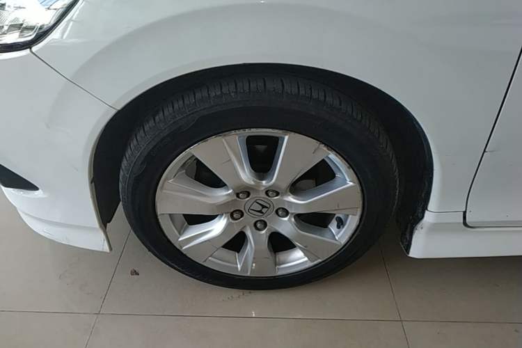 Used Honda Jade 2013 1.8L automatic Comfort version 5 seats Left Front Wheel Hub