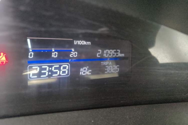 Used Honda Jade 2013 1.8L automatic Comfort version 5 seats Odometer Close Up