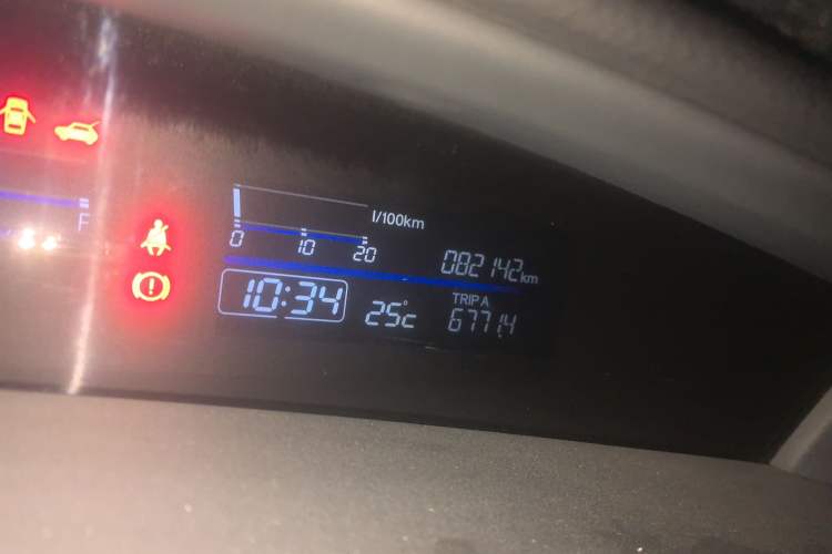 Used Honda Jade 2013 1.8L automatic Comfort version 5 seats Odometer Close Up