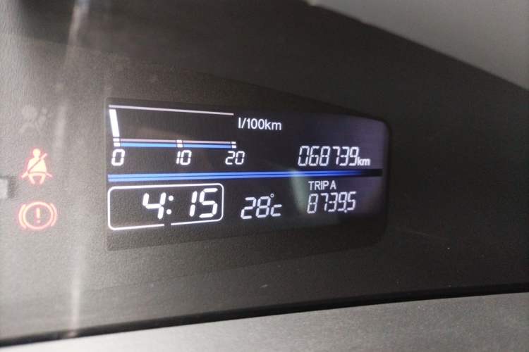 Used Honda Jade 2013 1.8L automatic Comfort version 5 seats Odometer Close Up