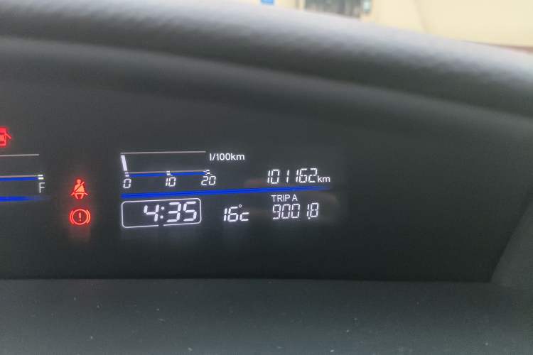 Used Honda Jade 2013 1.8L CVT Luxury Edition 6 seats Odometer Close Up