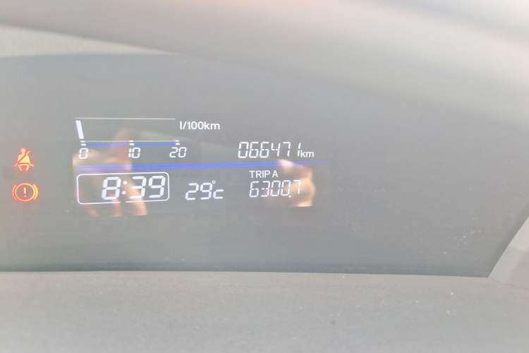 Used Honda Jade 2013 1.8L automatic Comfort version 5 seats Odometer Close Up