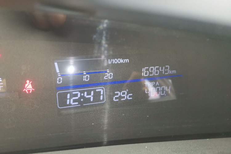 Used Honda Jade 2013 1.8L CVT Luxury Edition 5 seats Odometer Close Up