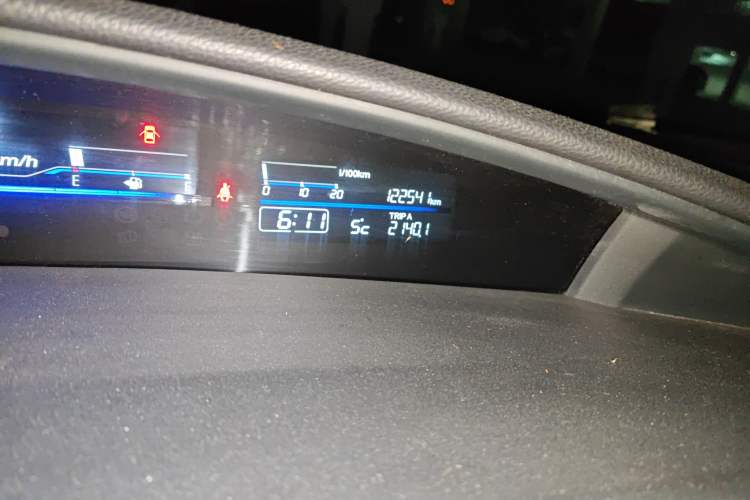 Used Honda Jade 2013 1.8L automatic Comfort version 5 seats Odometer Close Up