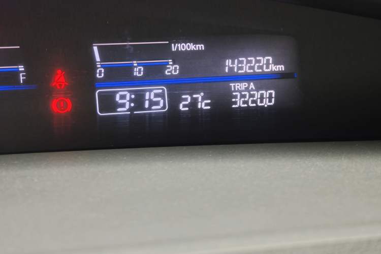 Used Honda Jade 2013 1.8L automatic Comfort version 5 seats Odometer Close Up