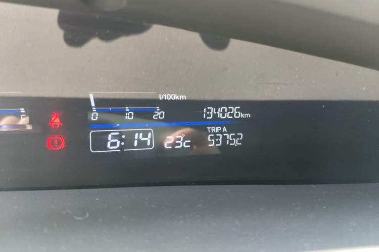 Used Honda Jade 2013 1.8L automatic Comfort version 5 seats Odometer Close Up
